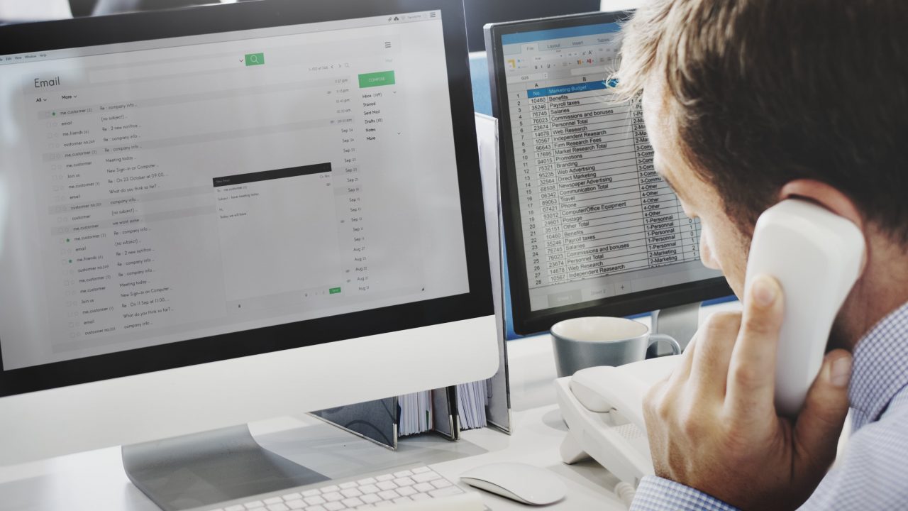 homme-ecrit-e-mail-min