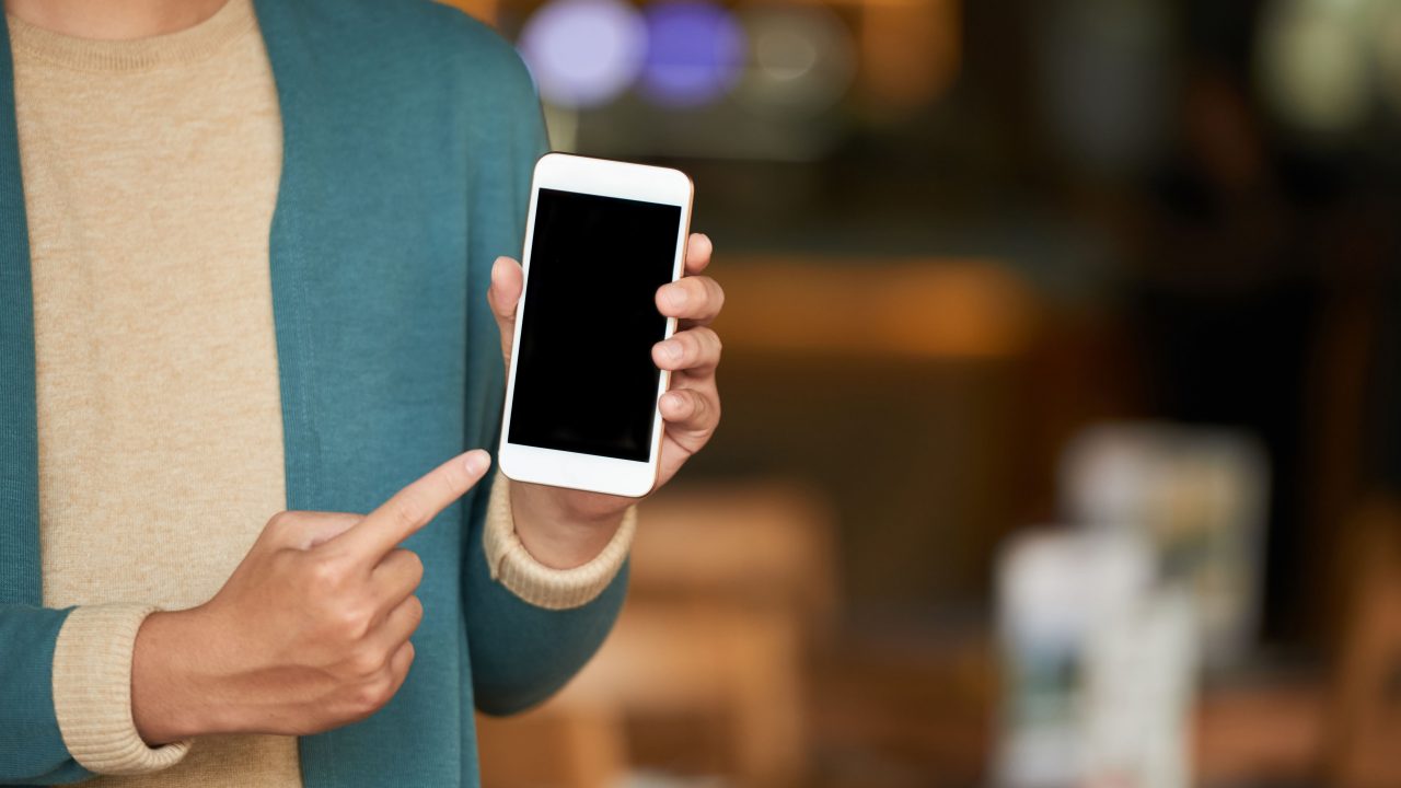 homme-montrant-smartphone-min