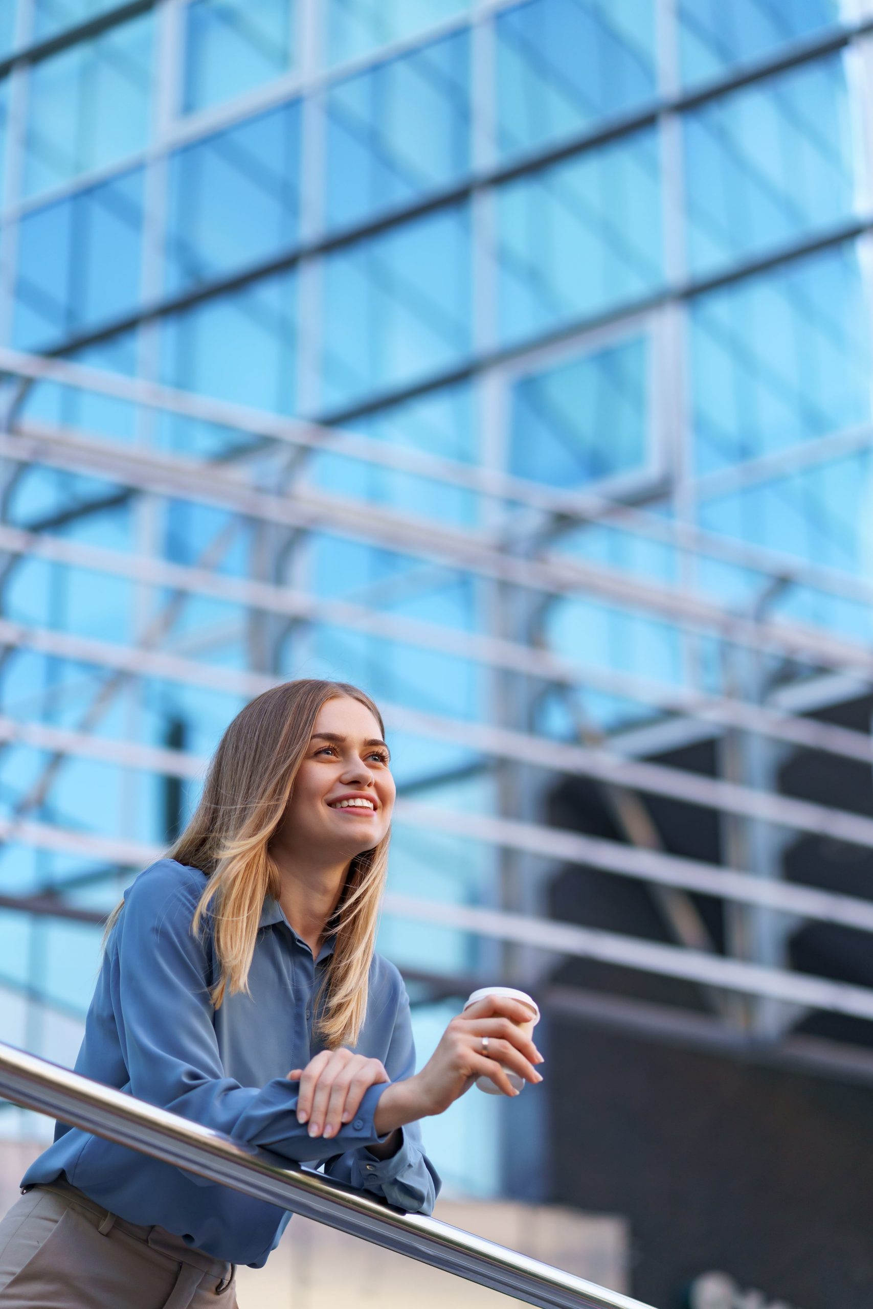 jeune-femme-professionnelle-souriante